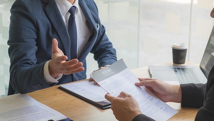 人与人|职场中，“不屑”的状态是什么样子？