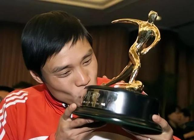 范志毅|范志毅：被前妻逼着给百万分手费，如今娶小17岁娇妻和女儿当闺蜜