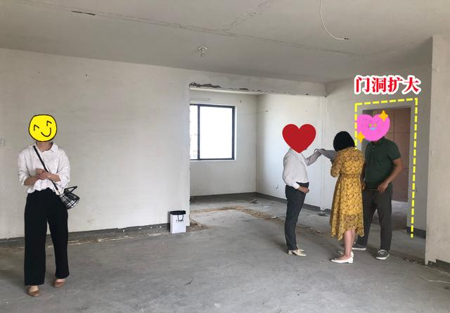 入户就是间房,我一隔为二,玄关柜有处放了,家里还多间书房用!