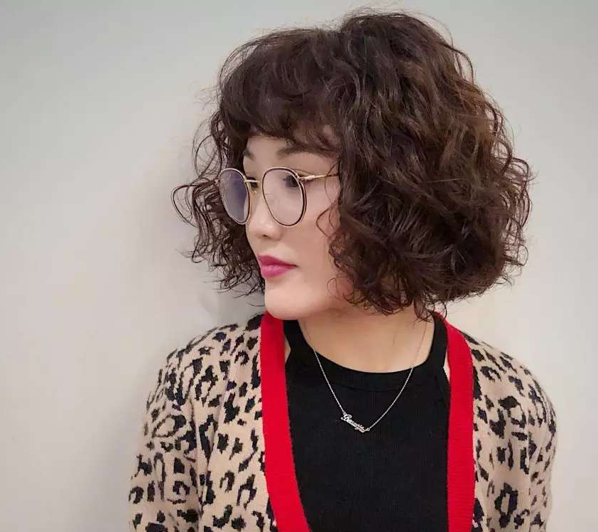 发型 女人在30岁前，应尽量避开几种“显老”的发型，这样弄简单又好看