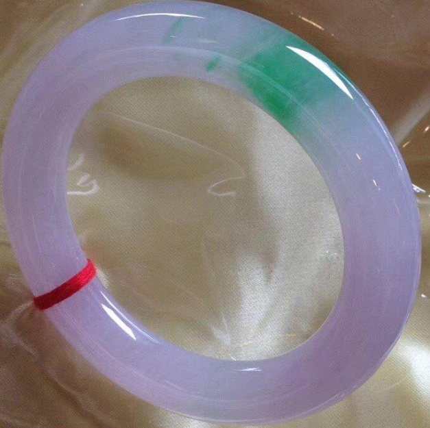 翡翠手镯|翡翠手镯都用红绳绑着,这个红绳有几个作用,而且始终不变