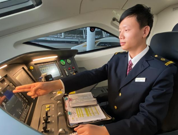 人民教育出版社|本科毕业后具有幸福感的职业，教师未进前十，榜首真不愧是香饽饽