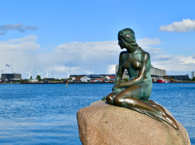 哥本哈根|哥本哈根的铜雕美人鱼虽小，但十分引人入胜，是人们向往的地方