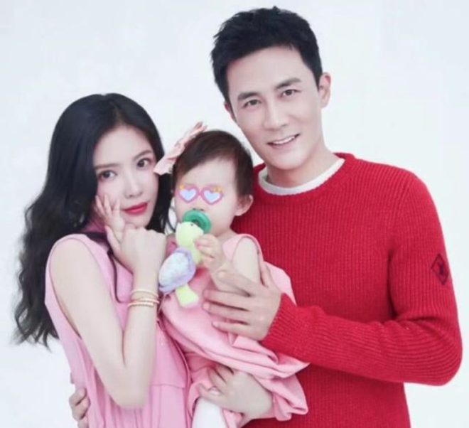 杜淳|杜淳爱女满周岁夫妻在家庆生，女儿抓蛋糕超可爱，引粉丝赞美