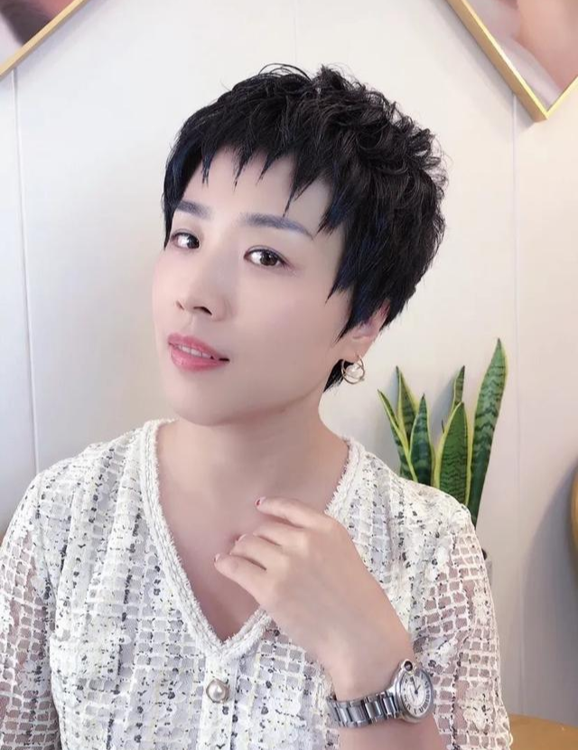 发型 40岁左右的女性，发型这样剪，时尚年轻不老气