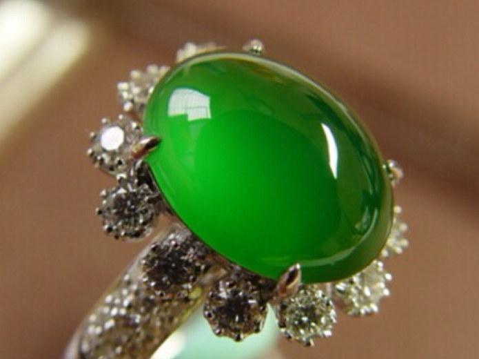 翡翠|翡翠拥有丰富的颜色，并且颜色的变化比较多，要进行仔细的分辨