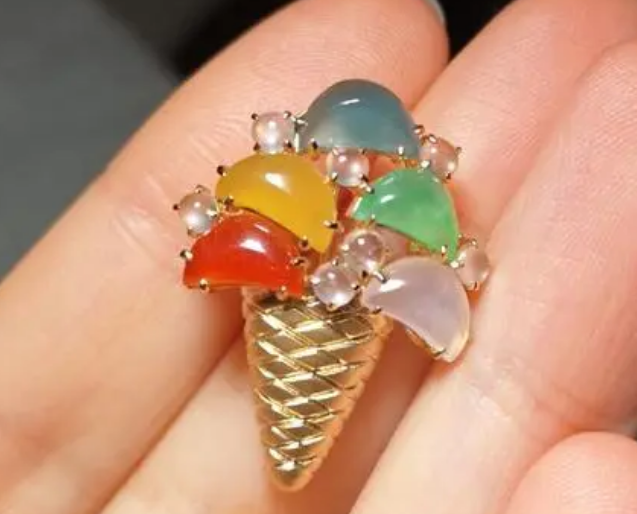 翡翠|质地像玻璃种一样，但是内部带有颜色，它就是龙石种翡翠