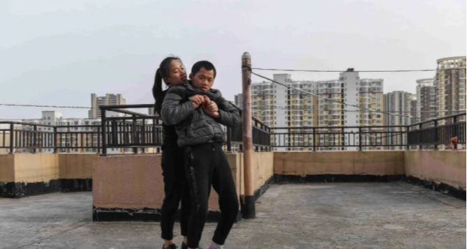 安徽25岁女孩,搂21岁亲弟睡觉20年,里面到底暗藏什么玄机?