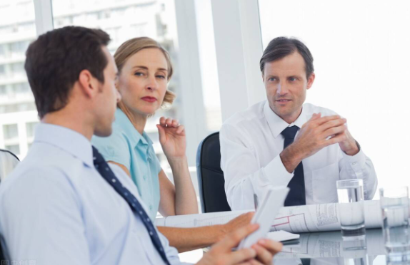 创业|职场上,领导对下属有意,一旦出现这三种行为,就不可避免