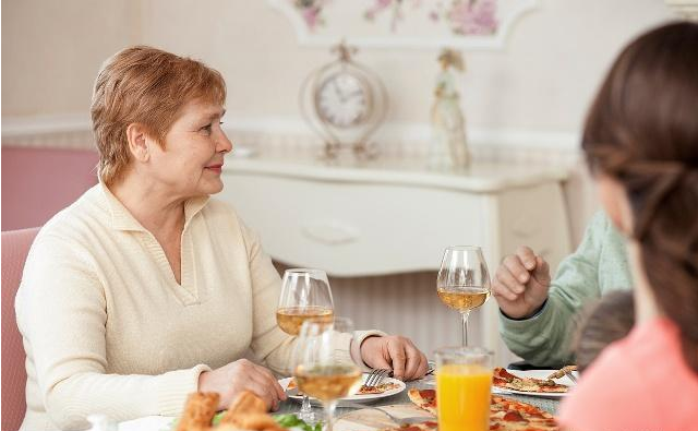 发型 为何女人一到中年就“发福”?饭后做到4点,可能慢慢变成瘦美人