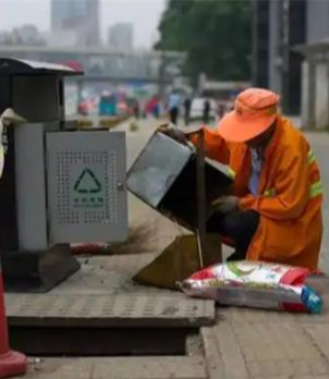 女老师当众嫌弃清洁工太脏,结果被对方拖入厕所强行侵犯后杀害
