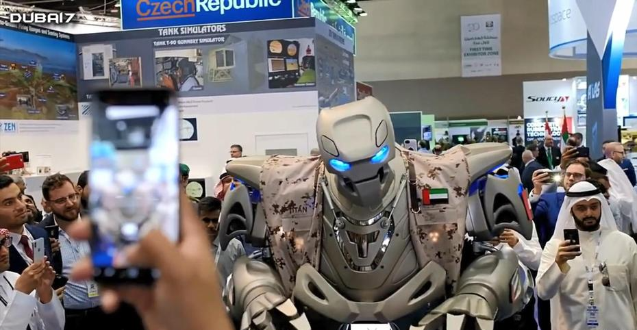 机器人保镖亮相迪拜，外网民：让中国看到就完了，他们真能造出来