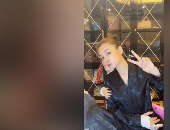 牛莉|曹云金前任穿睡衣拍视频！胸部刺青引人注目，木柜中堆满豪华包包