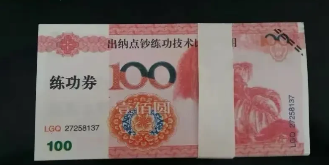 浙江温州,一群小朋友手抱十万元“钞票”,兴高采烈结伴前往当地的派出所