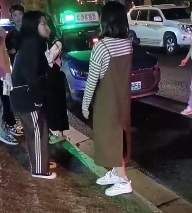 的哥送还手机索要200元报酬,女孩报警求助没有错