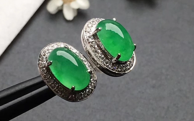 翡翠手镯|一对紫罗兰翡翠手镯，竟拍卖出1.9亿价格，究竟有何魅力？