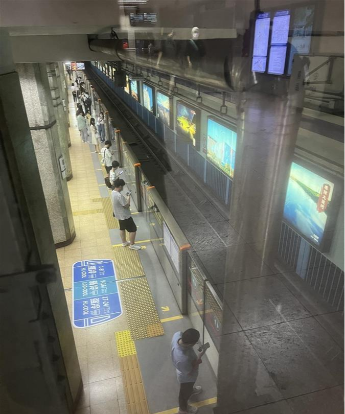 乘客翻越北京地铁站台不幸身亡，屏蔽门为半封闭状态！