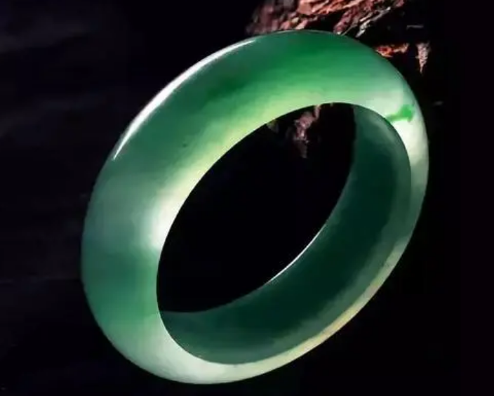 翡翠手镯|戴翡翠手镯不要大意,避免让它遭到碰撞,要好好的呵护它