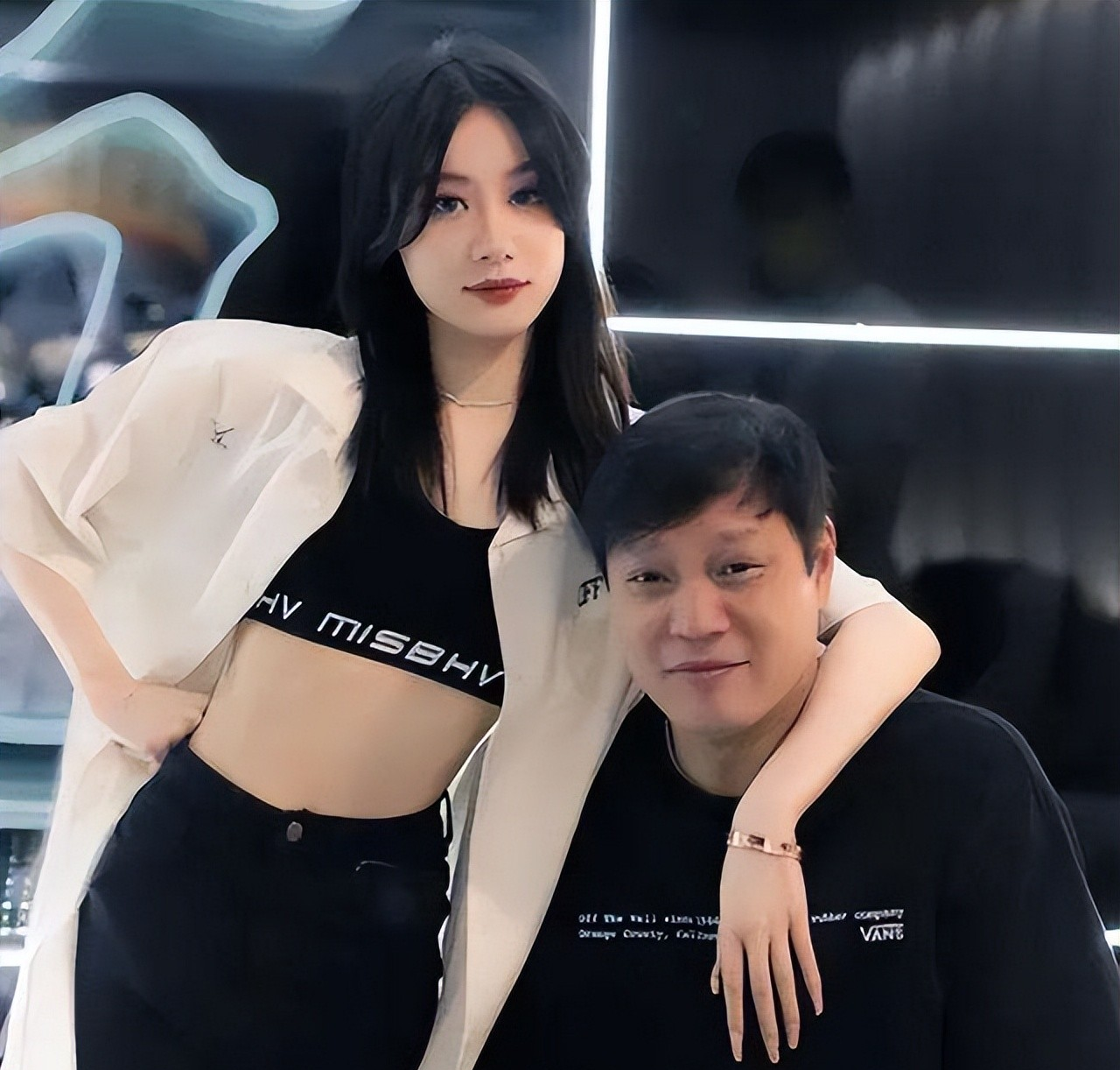 范志毅|范志毅大女儿和小妈关系很好,两人在一起合影时,如同姐妹花一样