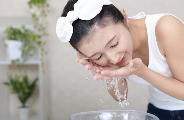 面膜 女人敷完面膜后,不要直接睡觉,多做这3件事,皮肤白嫩更细腻