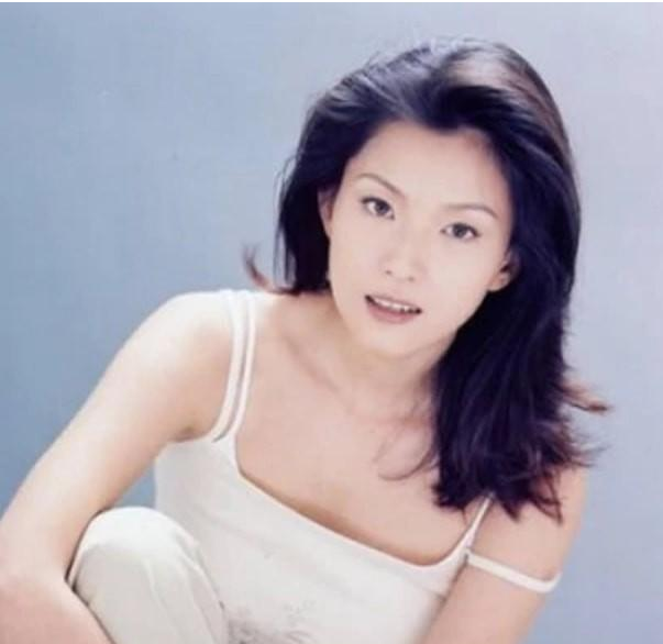 叶全真|叶全真：18岁“靠脱”成名，和大哥传绯闻，被吴孟达视为梦中情人