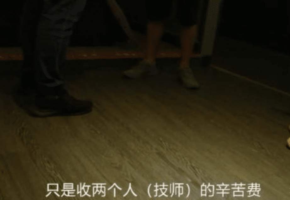 女子在女宾室洗澡,陌生男子闯入,女子:来回进出5次!