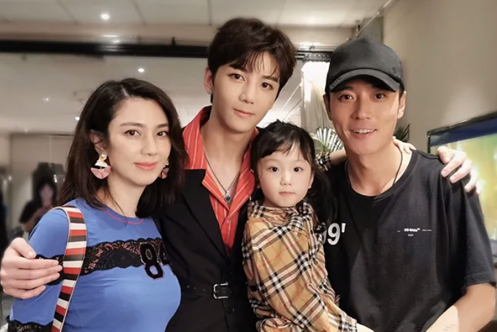 洪欣|洪欣22岁的儿子出道，帅气不输莫少聪