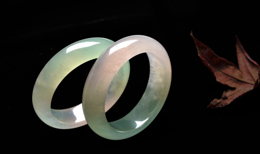 翡翠手镯|存在裂纹的翡翠手镯能不能买?这要看裂纹的程度,自己是否会在意