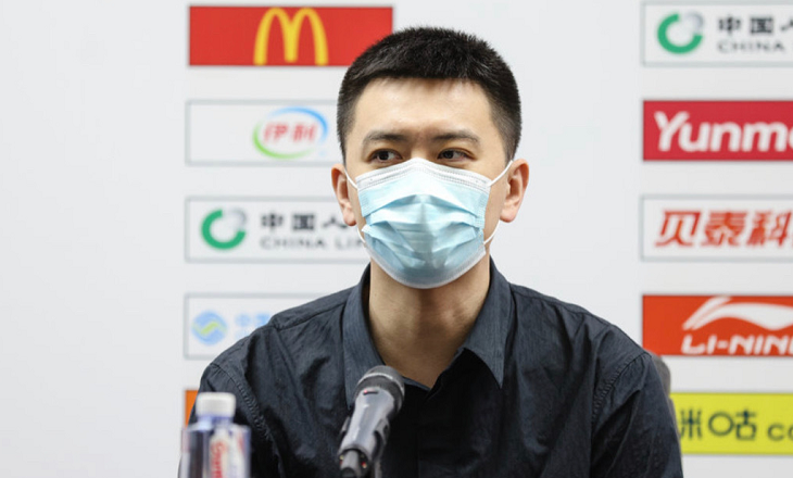 周鹏|2-0夺赛点！赛后郭艾伦吐槽，杨鸣赵继伟暖心：祝周鹏早日康复