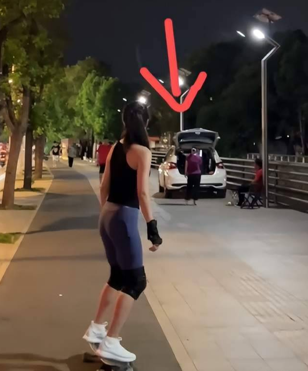 杨采钰|杨采钰深夜在街上玩滑板!穿紧身吊带太性感