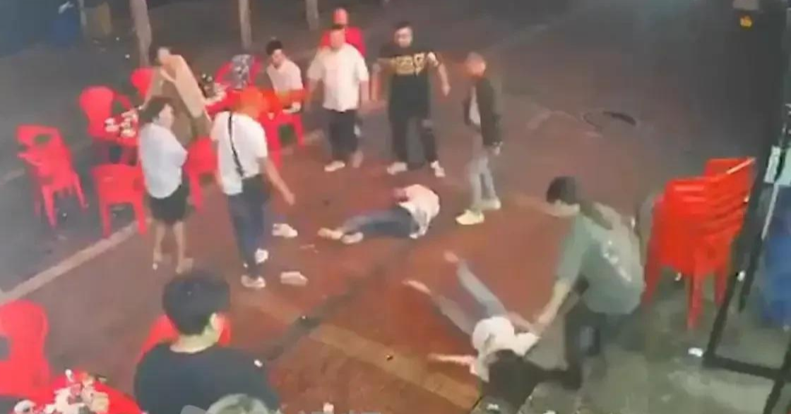 ?唐山打人事件:不接受和解,让男子们入狱,还要让店主赔钱