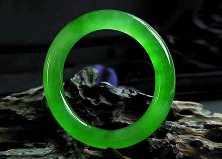 翡翠手镯|翡翠手镯色彩缤纷，每一个品种表现都不同，他们的价值也都不同