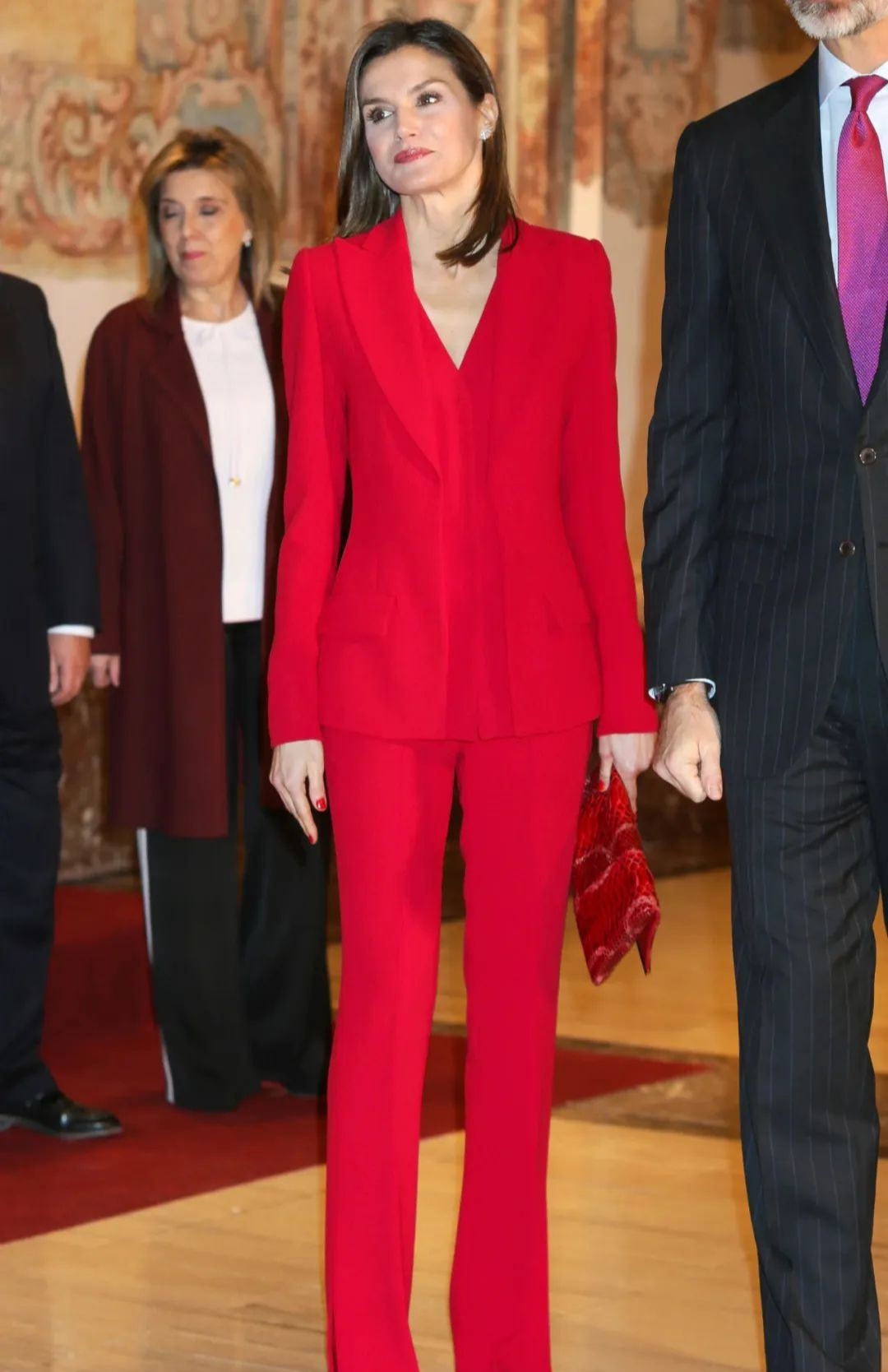 「京东老板娘」章泽天现身巴黎,打扮略显寒酸,这是怎么了…