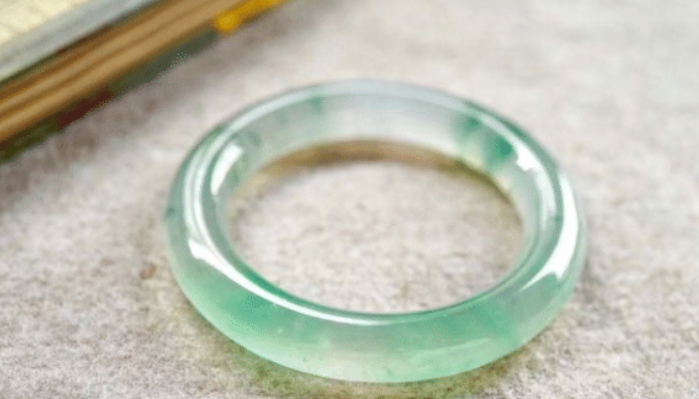 翡翠|翡翠原石出现断口了怎么办？还有收藏价值吗？怎样判断才正确？