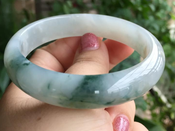 金刚菩提|在众多翡翠饰品当中，为何手镯的价格一直居高不下？原来有内情