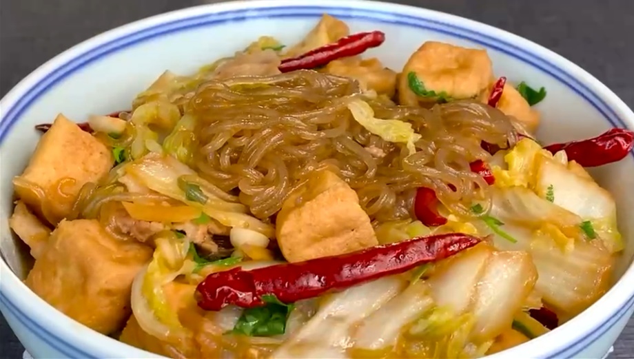 大冷的天，就爱吃点热乎的，家常版大锅菜和鸡蛋汤，做法超简单，营养又美味