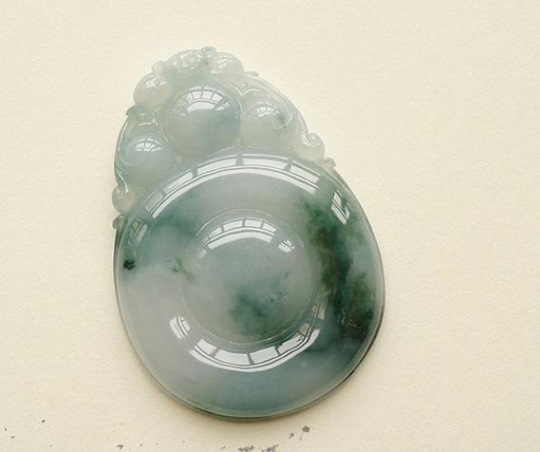 雕刻|被人们讨厌的蝙蝠，是翡翠雕刻的也认题材，备受人们喜爱