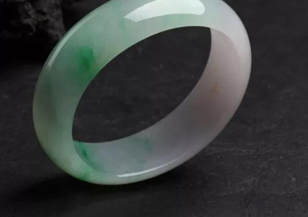 翡翠|红翡绿翠紫为贵,为何无色翡翠更贵,都是种水在作怪