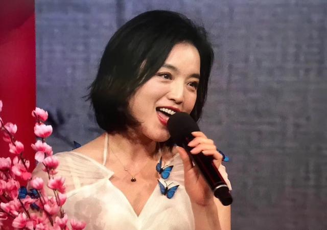 白雪|“歌坛女神”白雪中年翻红,离婚后找个小男友,事业爱情双丰收