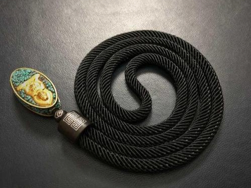 翡翠|翡翠挂绳多是暗色,白色的比较少见,这是为什么呢?