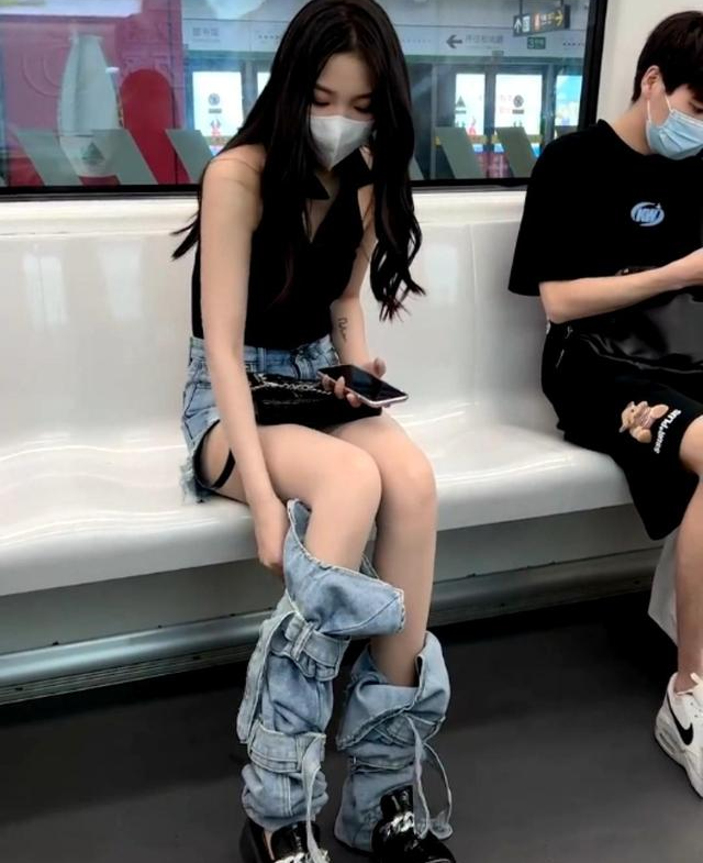 女孩穿着裤腿坐地铁,旁边情侣一脸尴尬,网友:我欣赏不来