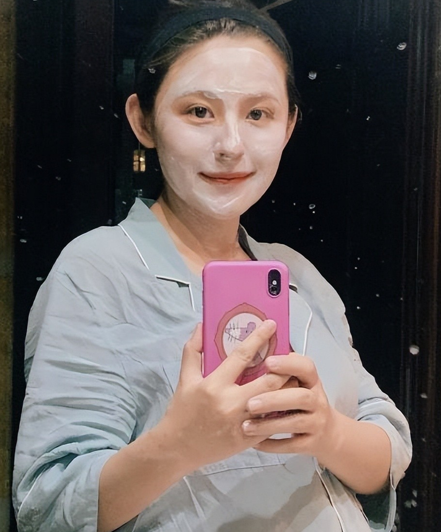 热依扎|热依扎晒女儿近照,小家伙胖乎乎超可爱!她未提及孩子的亲生父亲