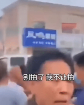 河北沧州发生一件的事,一名白衣小伙子被一群人围攻、殴打