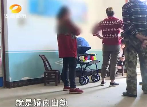 女子醉酒怀孕找老实男接盘,生下孩子后拿走彩礼消失,引邻居围攻