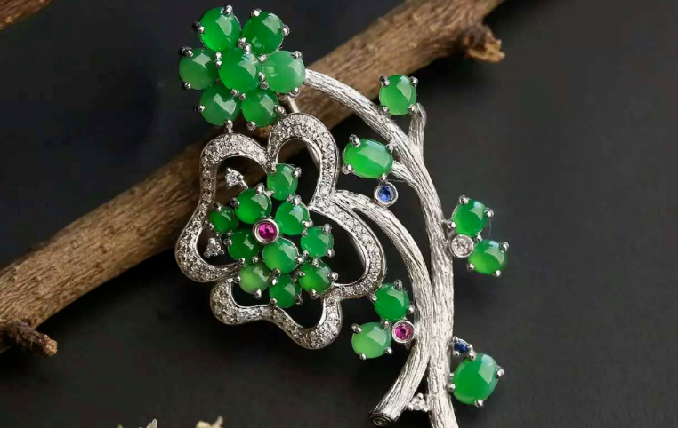 翡翠手镯|雕工的好坏决定着翡翠价值,设计新颖,线条流畅,会给翡翠加分