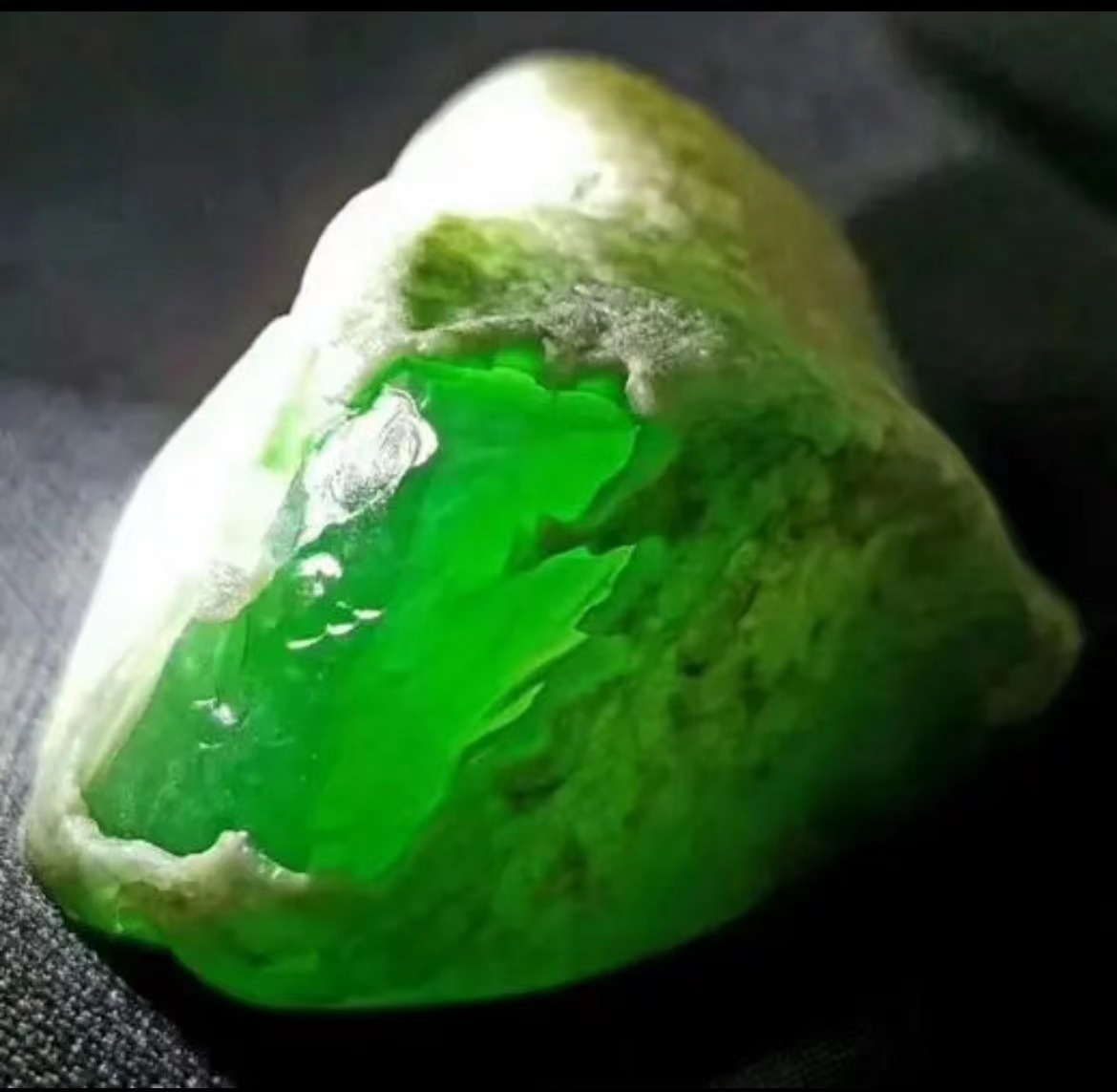 古钱币|翡翠原石中，为什么会出现裂纹？我们应该怎样避免它们呢？