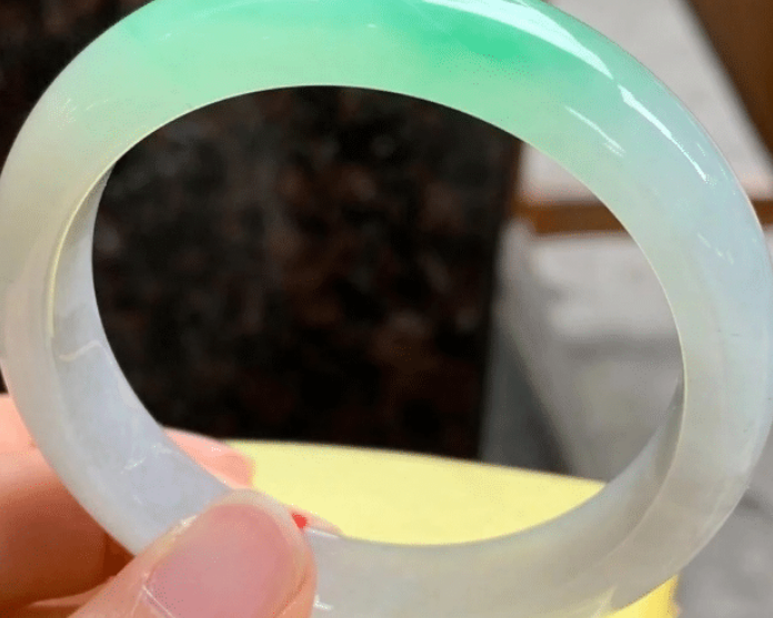 翡翠手镯|翡翠手镯是高档珠宝，不管佩戴与否，都需要进行精心的养护