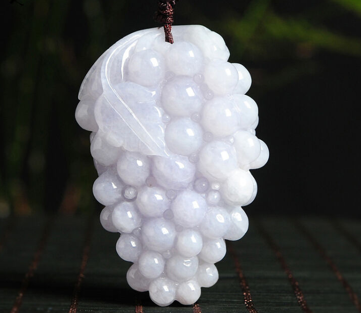 翡翠|这是一种新颖的翡翠饰品，能彰显内敛的气息，还有很多美好寓意