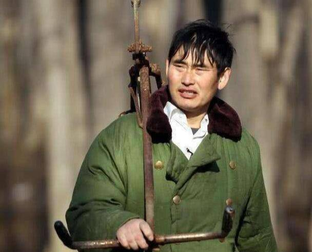 赵樱子|52岁大衣哥收入曝光,银行人员不小心说出,数目惊艳了全村人