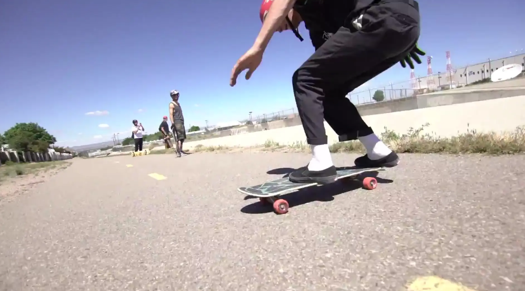 玩滑板真的超帅的！但是没人教怎么办？这套滑板入门送给你！